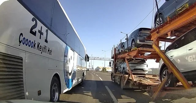 Ani şerit değişikliği faciaya davetiye çıkardı: Kazaya ramak kala Otobüsün tehlikeli manevrası kameraya yansıdı: Otomobili sıkıştırdı Tır ile otobüsün arasında kalan otomobil kazadan kıl payı kurtuldu Kocaeli Haberleri Habertürk Yerel Haberler