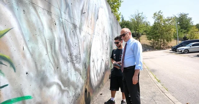 Apollon heykeli bu kez grafitiyle konuştu Başkan Özlü ve Genç Sanatçı Apollon u duvara taşıdı Düzce Haberleri Habertürk Yerel Haberler