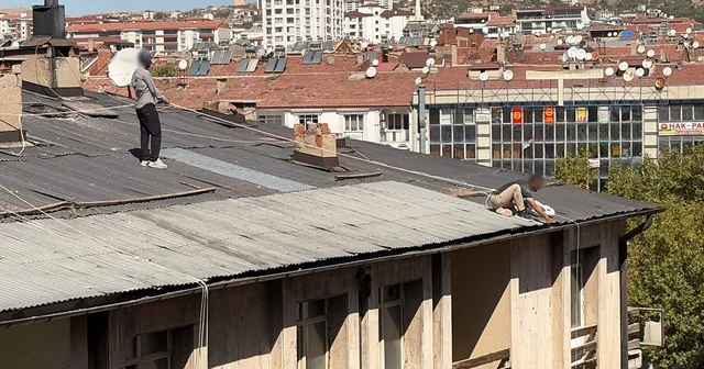 Çatıda oluk temizliği yapan şahıs, beline halat bağlayarak güvenlik önlemi aldı Elazığ Haberleri Habertürk Yerel Haberler