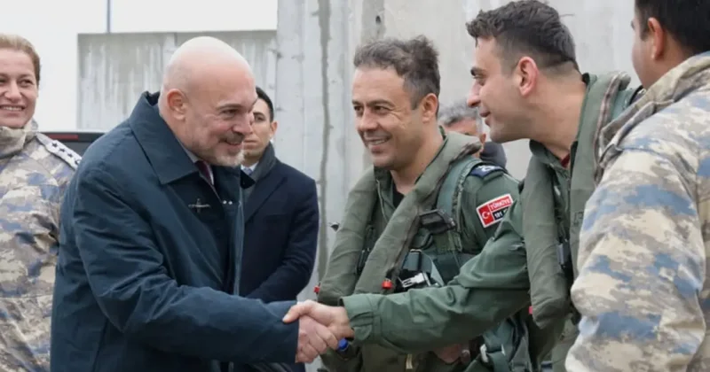 Türk F 16 pilotları ülkede gündem oldu! Üsse gidip bizzat teşekkür etti