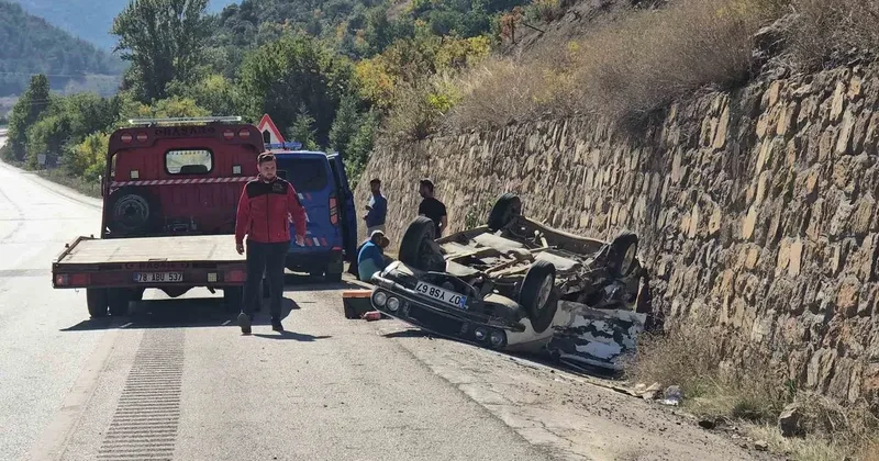 İstinat duvarına çarpan otomobil ters döndü : 3 yaralı