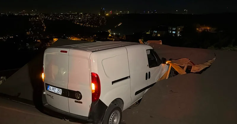 Sarıyer Kocataş ta kayarak evin çatısına uçan hafif ticari aracın sürücüsü yaralandı