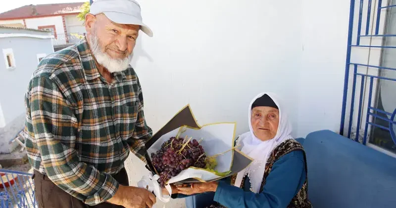 58 yıllık eşine her doğum gününde çiçek yerine üzüm hediye ediyor