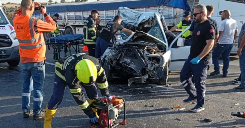 Mersin de tıra çarpan hafif ticari araçtaki 2 kişi öldü