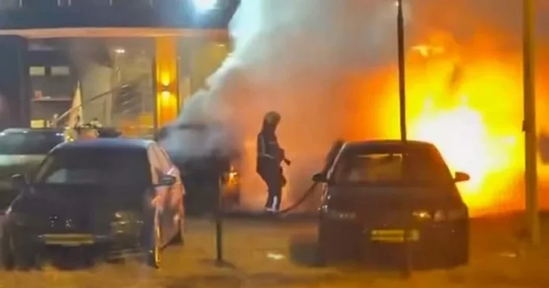 Galeri önündeki 2 otomobil kundaklandı Sözcü Gazetesi