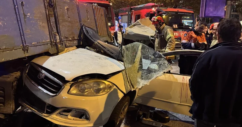 Beyoğlu nda taksiye çarpan otomobil park halindeki kamyonetin altına girdi: 3 yaralı