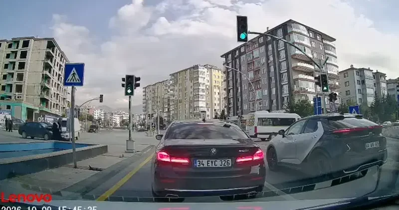 Kamyonetle otomobil çarpıştı; 2 yaya savrulan araçlardan son anda kurtuldu
