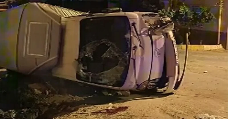 Kamyonet aydınlatma direğine çarptı; 1 ölü, 1 yaralı