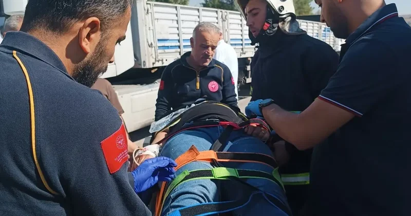 Otomobil kamyonunun altına girdi: 2’si ağır 3 yaralı