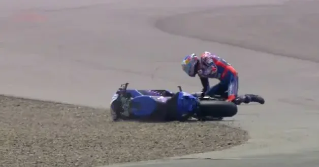 MOTOGP de Toprak korkuttu! Kaza sonrası çıkan omzunu kendi yerine oturttu