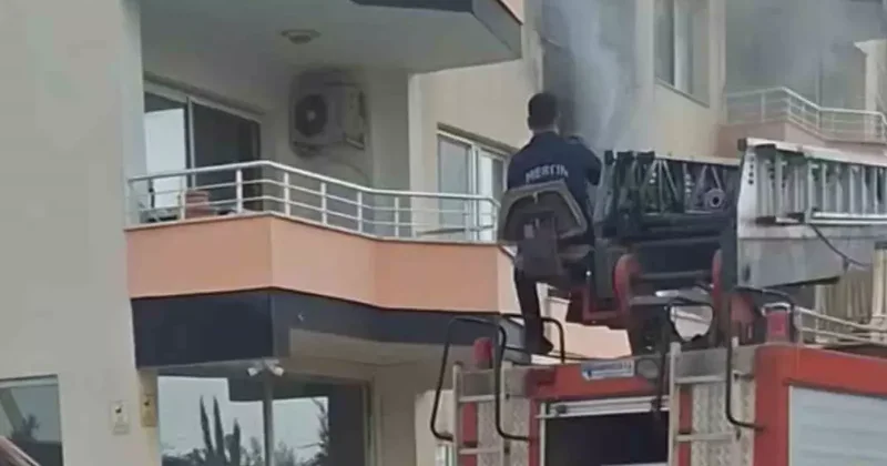Erdemli’de bina yangını korkuttu