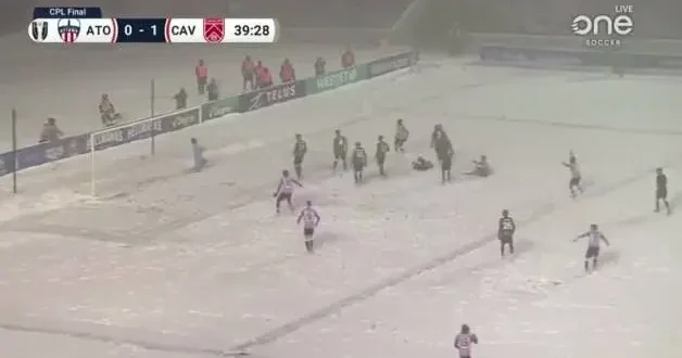 Tekrar tekrar izlemelik! Kar yağışı altında röveşata golü