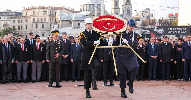 Taksim deki 10 Kasım töreninde skandal! AKP çelenk bırakmadı