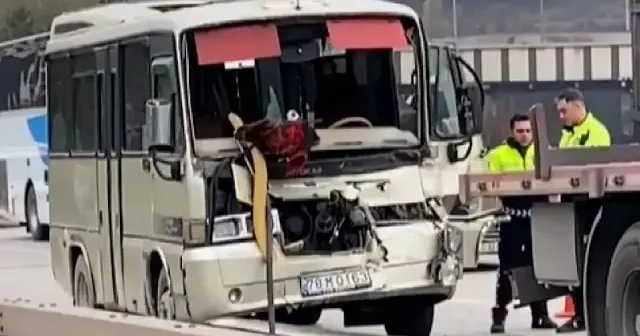 Karabük’te yolcu minibüsü tır dorsesine çarptı VİDEO İZLE