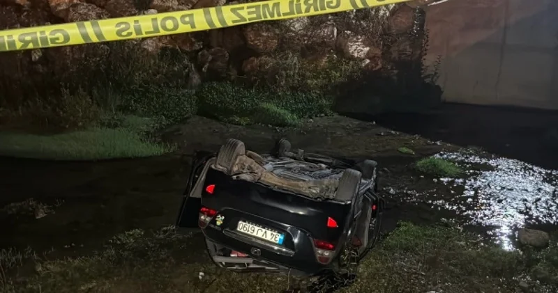 Alkollü sürücünün aracı dereye uçtu: Yolcu öldü