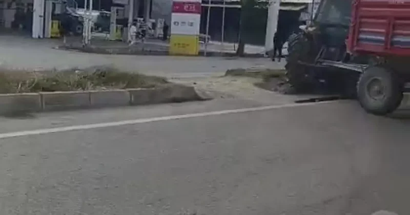 Refüjden yolun karşısına geçmek isteyen traktöre otomobil çarptı
