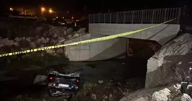 Otomobil, köprüden dereye düştü: 1 ölü, 1 yaralı