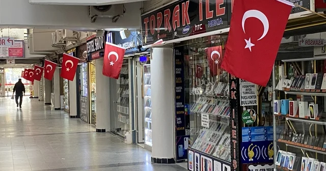 Taşbaşı Çarşısı ndaki dükkanlar Türk bayrakları ile donatıldı Eskişehir Haberleri