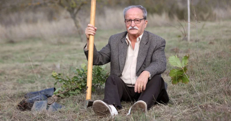 Emekli orman mühendisi ağaç sevgisiyle gençlere örnek oluyor