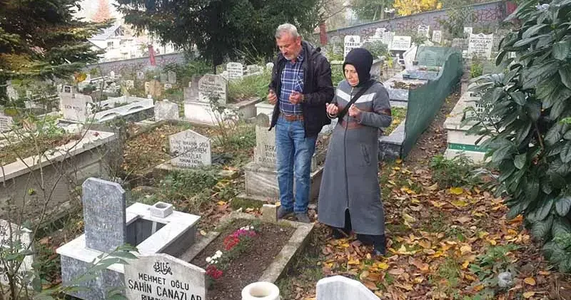 Acılı aileler, 12 Kasım Depremi nde kaybettikleri yakınlarının mezarlarını ziyaret etti