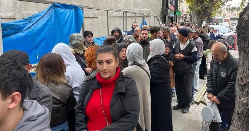 Yüzyılın Konut Projesi ne başvuru yapmak isteyenler yüzlerce metre kuyruk oluşturdu