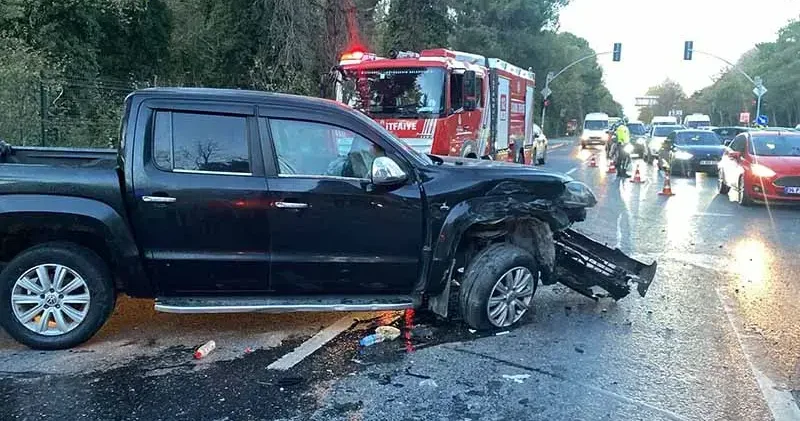 Sarıyer de kırmızı ışıkta geçen ehliyetsiz sürücü, U dönüşü yapan pikaba çarptı: 2 si çocuk 3 yaralı