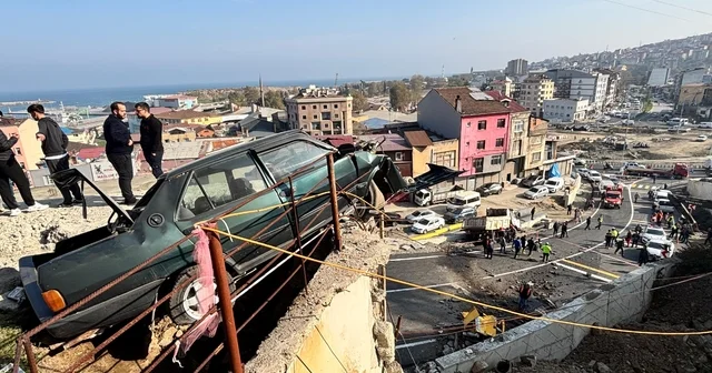 Belediyeye ait kamyonet az kalsın faciaya yol açıyordu Trabzon da freni boşalan Ortahisar Belediyesi ne ait kamyonet önce 3 araca çarptı, sonra 20 metreden yola uçtu Trabzon Haberleri