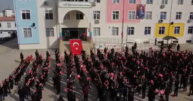 Batman da 563 ilkokul öğrencisi, Atatürk Çocukları şarkısını seslendirdi Batman Haberleri