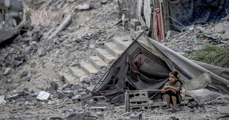 Soykırımcı İsrail, ateşkese rağmen Gazze de saldırılara ve evleri yıkmaya devam ediyor