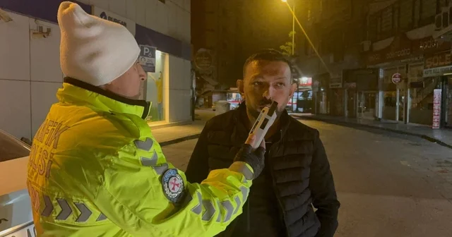 Dur ihtarına uymayan sürücü, 6 gün arayla ikinci kez alkollü yakalandı Kayseri de alkollü araç kullanan sürücüye 46 bin 624 TL idari para cezası yazıldı Kayseri Haberleri