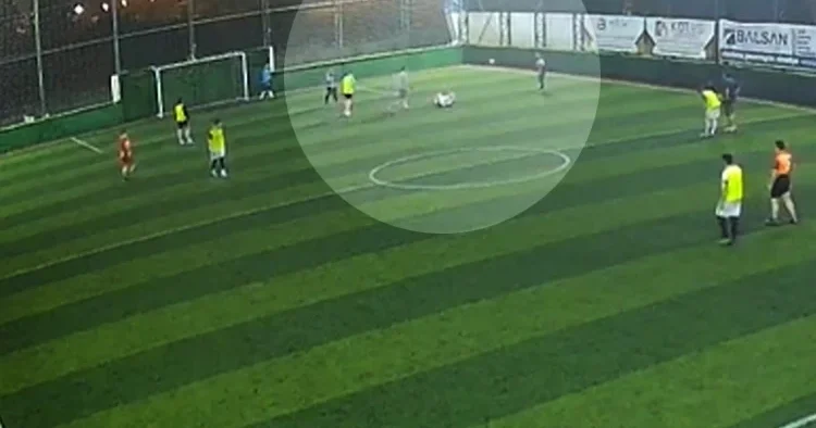 Halı sahada panik anları! Arkadaşlarının müdahalesiyle hayatta kaldı