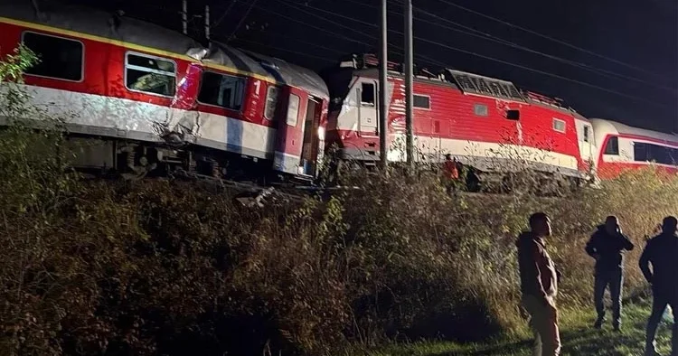 Slovakya da korkunç kaza! Yolcu trenleri kafa kafaya çarpıştı... Çok sayıda yaralı