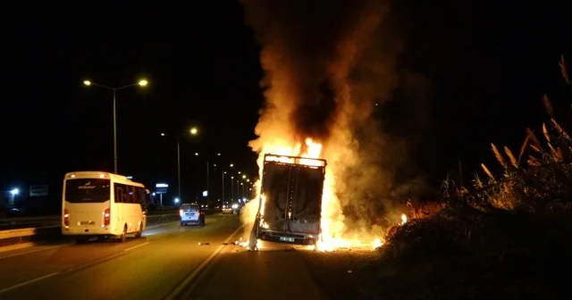 Antalya da elektronik eşya yüklü nakliye aracı alev alev yandı Antalya Haberleri