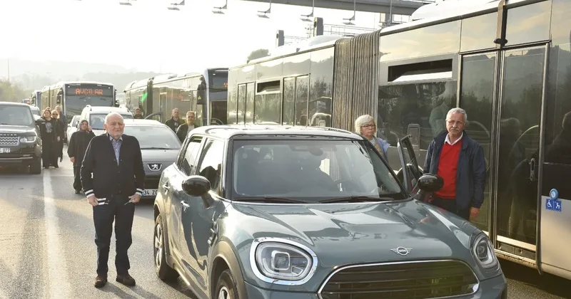 SON DAKİKA: Saat 09.05 geçe hayat durdu! İşte yurdun dört bir yanından kareler...