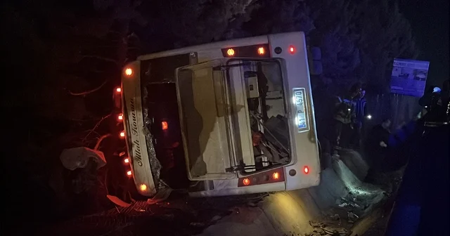 Otomobil ile çarpışan midibüs devrildi: 1 i ağır 8 yaralı Kocaeli Haberleri