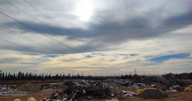 Boş arazi çöplüğe çevrildi: Atık yakılarak hem çevre hem hava kirleniyor Adana da boş araziye rastgele atılan atıkların yakılarak, hem çevrenin hem de havanın kirletilmesine vatandaşlar tepki gösterdi Adana Haberleri