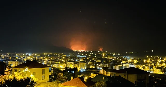 Yüksekova da kuş cenneti olan Nehil Sazlığı yanıyor: Yangın tüm ilçeden görüldü Hakkari Haberleri