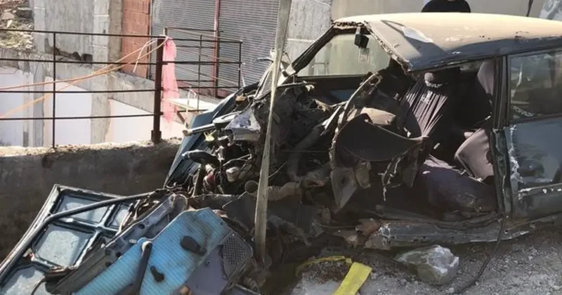 Yer: Trabzon! Park halindeki kamyon hareket etti, 3 araca çarpıp devrildi