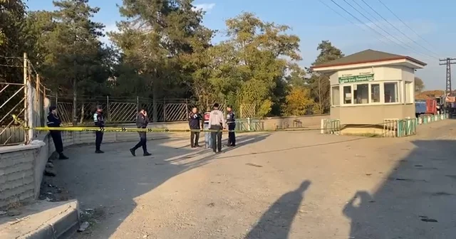 Elazığ da fabrika önünde silahlı ve bıçaklı kavga: 3 yaralı Elazığ Haberleri