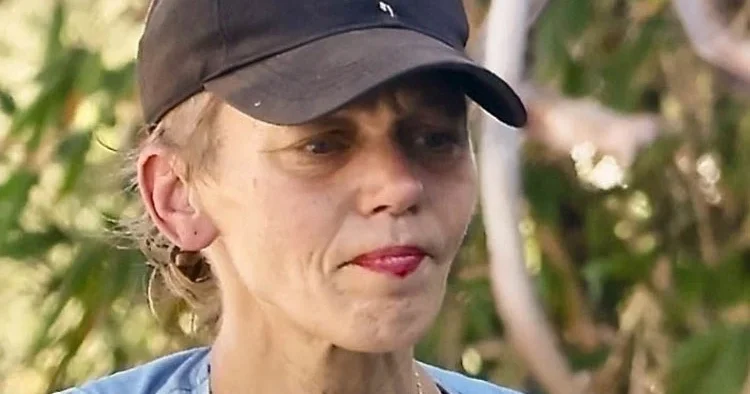 Tam yıldız olmuştu kendini sokakta buldu... Gözünde canlandı koskoca mazi... Çöpten bulduğu rujla süslendi