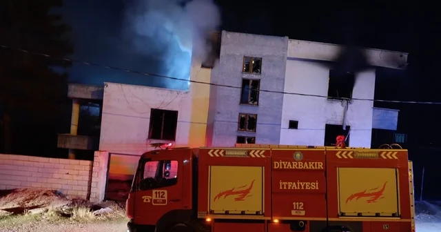 Diyarbakır da çıkan yangında boş ev kullanılamaz hale geldi Diyarbakır Haberleri