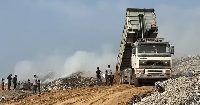 Çöplüklerden yayılan zehirli gaz halkı tehdit ediyor: Gazzeliler çöplüklerin hemen yanındaki çadırlarda yaşamak zorunda kalıyor VİDEO İZLE