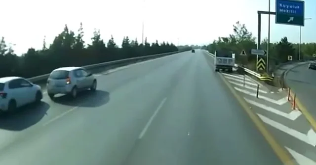 Otoyolda sol şeritte duraklayan otomobile, başka bir otomobil çarptı; kaza anı kamerada Mersin Haberleri