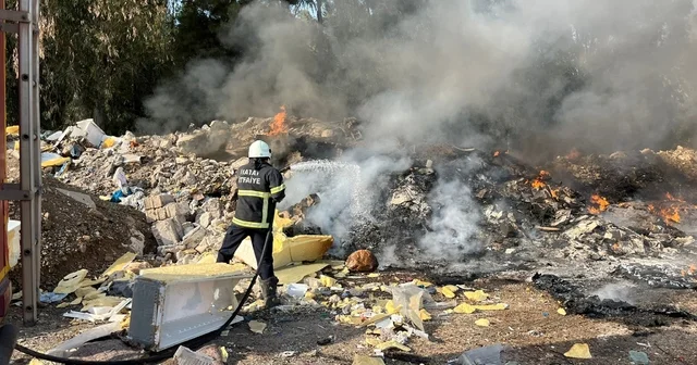 Kırıkhan da hurdalık alanda çıkan yangını itfaiye ekipleri söndürdü Hatay Haberleri