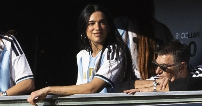 Dua Lipa Arjantin de futbol maçı seyretti