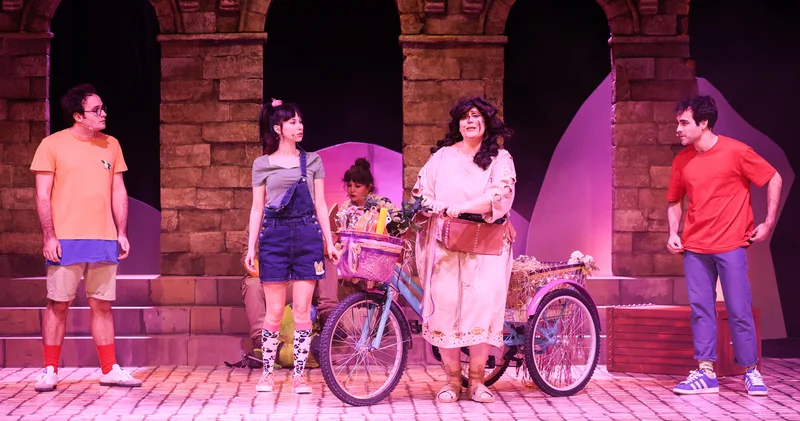 “Pat Pat Patara” son iki oyunuyla sahnede