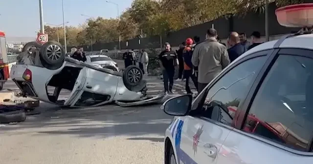Elazığ’da bir otomobil karşı şeride uçtu: 2 yaralı VİDEO İZLE