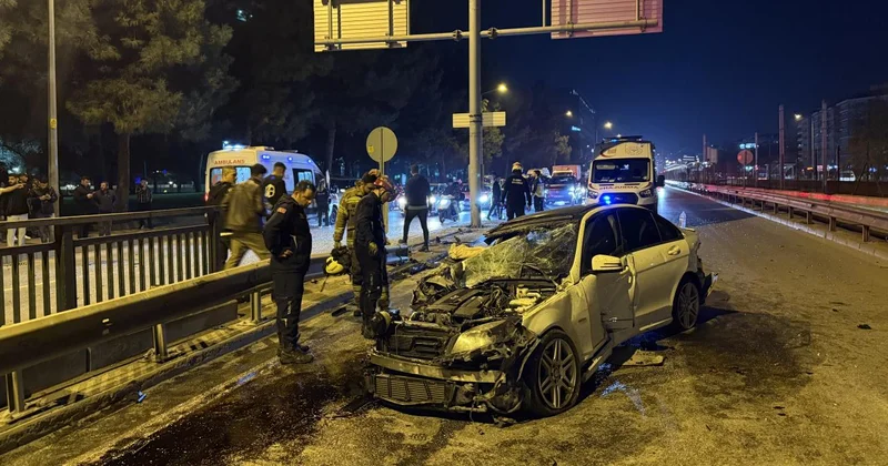 Önce direğe sonra minibüse çarptı: 6 yaralı
