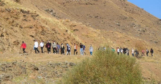 Adımlarla Keşfet projesi kapsamında 40 kişi Muş un ünlü bağlarına yürüdü Muş Haberleri