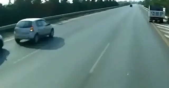 Otobanda facia kıl payı atlatıldı: Duran araca çarpıp bariyerlere savruldu VİDEO İZLE